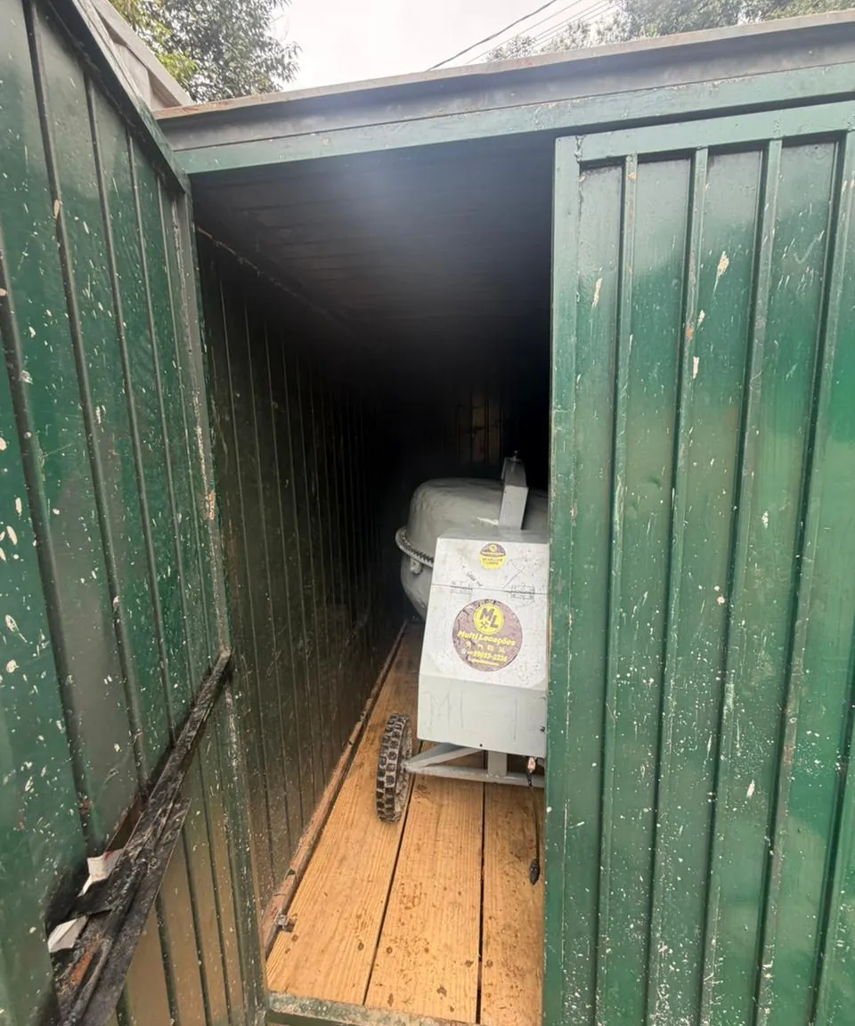 Container almoxarifado da Multilocações aberto, com betoneira guardada dentro